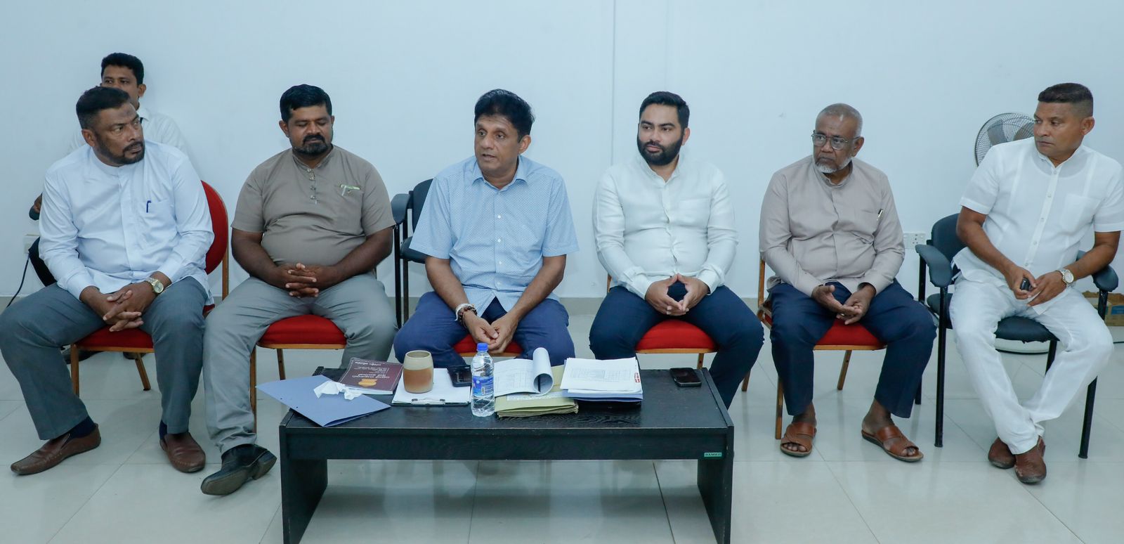 ஏமாற்றிவிட்டது என்.பி.பி. அரசு: பாடம் புகட்ட அரச ஊழியர்களுக்கு சஜித் அழைப்பு