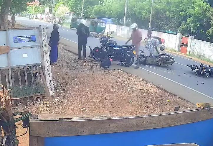 யாழில் கோர விபத்து – பலர் படுகாயம் யாழில் கோர விபத்து – பலர் படுகாயம்