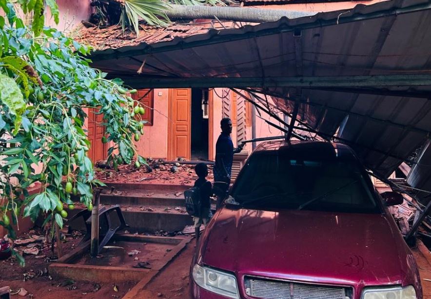 யாழில். வீடொன்றின் மீது முறிந்து விழுந்த பனைமரம் – வீடும் காரும் சேதம், மூவர் பாதிப்பு