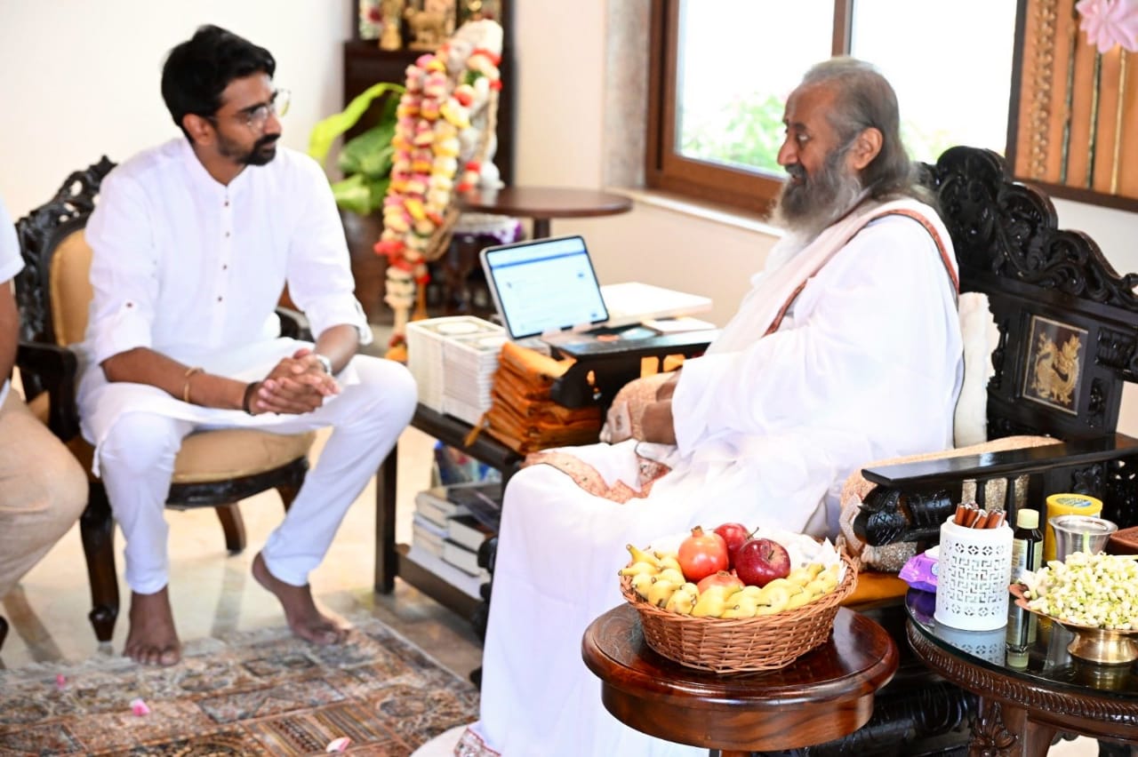 வாழும் கலை அமைப்பின் நிறுவுனர் ஸ்ரீ ஸ்ரீ ரவி சங்கர் குருஜியை சந்தித்த ஜீவன் வாழும் கலை அமைப்பின் நிறுவுனர் ஸ்ரீ ஸ்ரீ ரவி சங்கர் குருஜியை சந்தித்த ஜீவன்