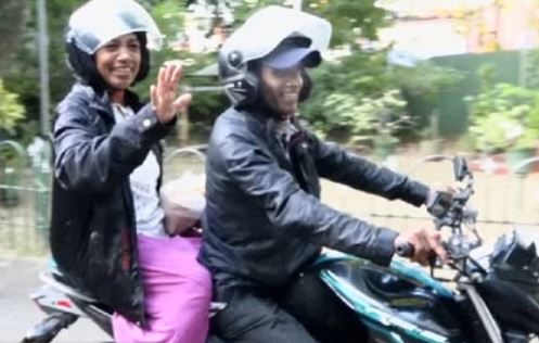 மகிந்த மீதான அளவு கடந்த அன்பு – தங்காலைக்கு ஆறு மணி நேரம் பைகில் பயணித்த தம்பதியினர் மகிந்த மீதான அளவு கடந்த அன்பு – தங்காலைக்கு ஆறு மணி நேரம் பைகில் பயணித்த தம்பதியினர்