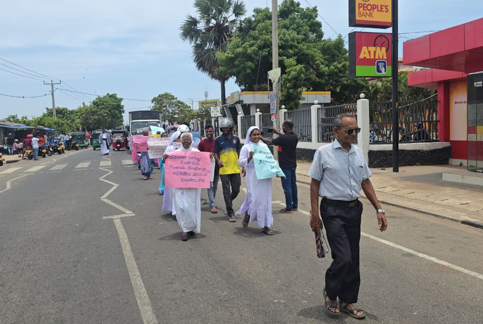 ஜனாதிபதி வடக்கிற்குச் சென்ற நாளில், மன்னார் மக்களின் போராட்டம் ஒரு மாதத்தை எட்டியது ஜனாதிபதி வடக்கிற்குச் சென்ற நாளில், மன்னார் மக்களின் போராட்டம் ஒரு மாதத்தை எட்டியது