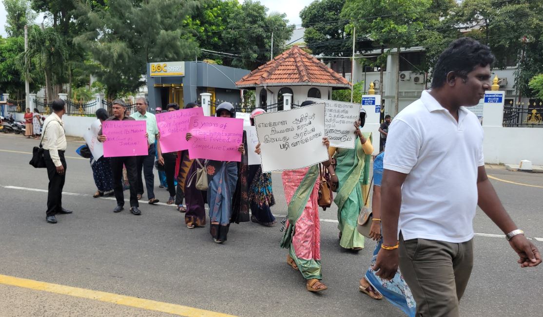 யாழில் ஆசிரியர் சேவையில் உள்ளீர்க்குமாறு கோரி போராட்டம் யாழில் ஆசிரியர் சேவையில் உள்ளீர்க்குமாறு கோரி போராட்டம்