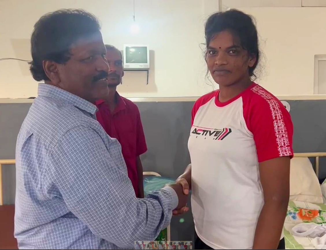 சாதனைப் பெண்மணி ஜெஸ்மிதா – ரவிகரன் எம்.பி நேரில் வாழ்த்து சாதனைப் பெண்மணி ஜெஸ்மிதா – ரவிகரன் எம்.பி நேரில் வாழ்த்து