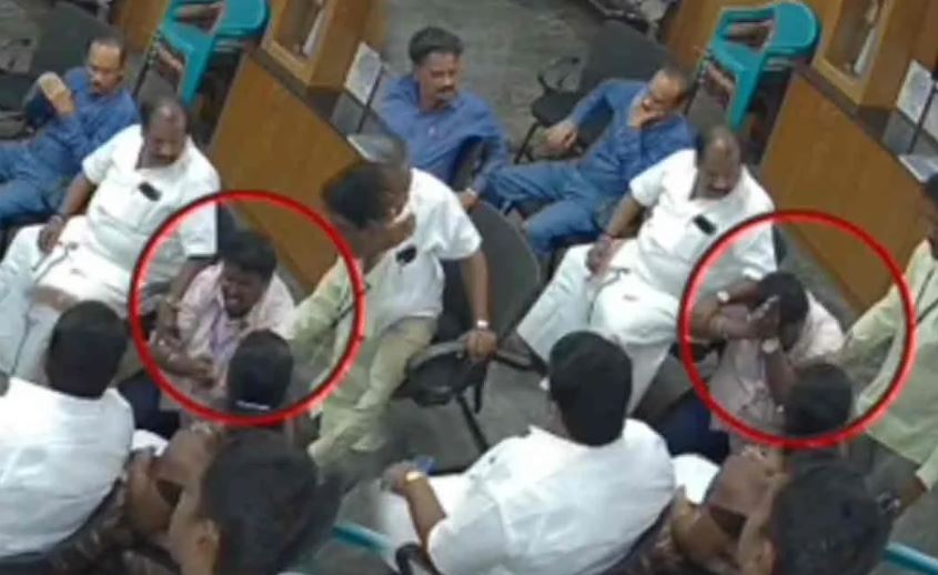 பட்டியலின அதிகாரியை காலில் விழ வைத்த கொடூரம் பட்டியலின அதிகாரியை காலில் விழ வைத்த கொடூரம்