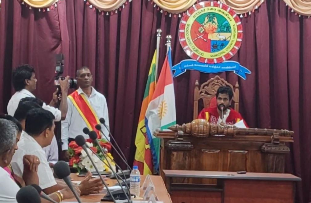பௌத்ததுறவி ஒருவருக்கு சிலைஅமைக்க இடம் தாருங்கள்! சபை உறுப்பினர் கோரிக்கை பௌத்ததுறவி ஒருவருக்கு சிலைஅமைக்க இடம் தாருங்கள்! சபை உறுப்பினர் கோரிக்கை