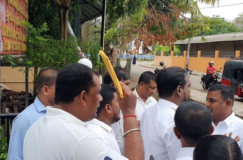 வேலணை பிரதேச ஒருங்கிணைப்பு குழு தலைவரை வழிமறித்து போராட்டம் வேலணை பிரதேச ஒருங்கிணைப்பு குழு தலைவரை வழிமறித்து போராட்டம்
