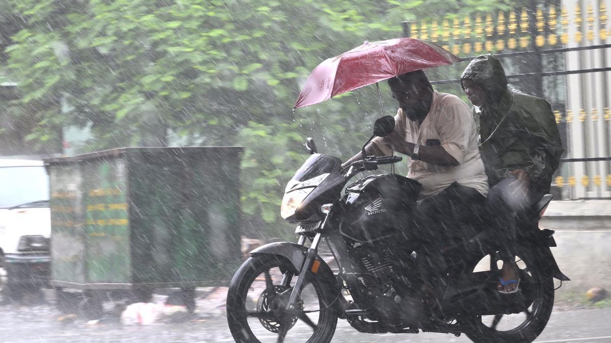 வங்கக்கடலில் உருவாகிறது குறைந்த காற்றழுத்த தாழ்வு பகுதி: தமிழகத்தில் மழை தொடரும் என தகவல் வங்கக்கடலில் உருவாகிறது குறைந்த காற்றழுத்த தாழ்வு பகுதி: தமிழகத்தில் மழை தொடரும் என தகவல்
