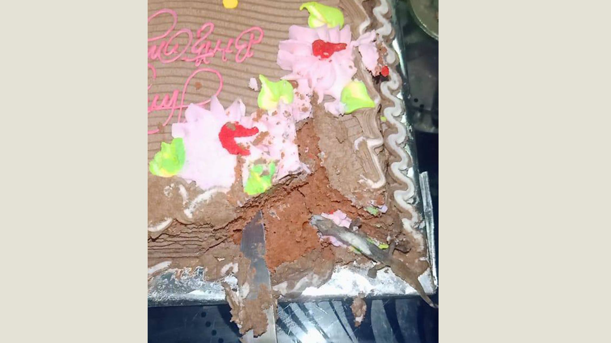 பிறந்தநாளுக்கு வாங்கிச்சென்ற ஐசிங் கேக்கில் இறந்த பல்லி பிறந்தநாளுக்கு வாங்கிச்சென்ற ஐசிங் கேக்கில் இறந்த பல்லி