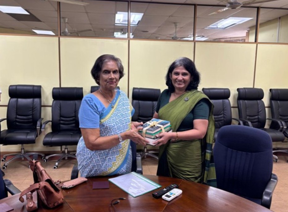 கொழும்பு பல்கலைக்கழக நூலகத்திற்கு தனது புத்தகங்களை நன்கொடையளித்த சந்திரிக்கா கொழும்பு பல்கலைக்கழக நூலகத்திற்கு தனது புத்தகங்களை நன்கொடையளித்த சந்திரிக்கா