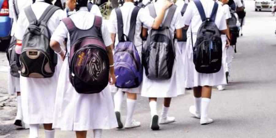 தெரிவுசெய்யப்பட்ட மாணவர்களுக்கு பாதணிகளை வழங்க அமைச்சரவை அனுமதி தெரிவுசெய்யப்பட்ட மாணவர்களுக்கு பாதணிகளை வழங்க அமைச்சரவை அனுமதி
