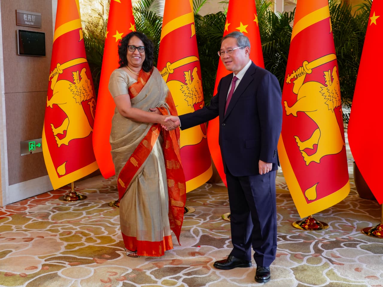 இலங்கைக்குத் தொடர்ந்து ஆதரவளிப்பதாகச் சீனப் பிரதமர் உறுதி இலங்கைக்குத் தொடர்ந்து ஆதரவளிப்பதாகச் சீனப் பிரதமர் உறுதி