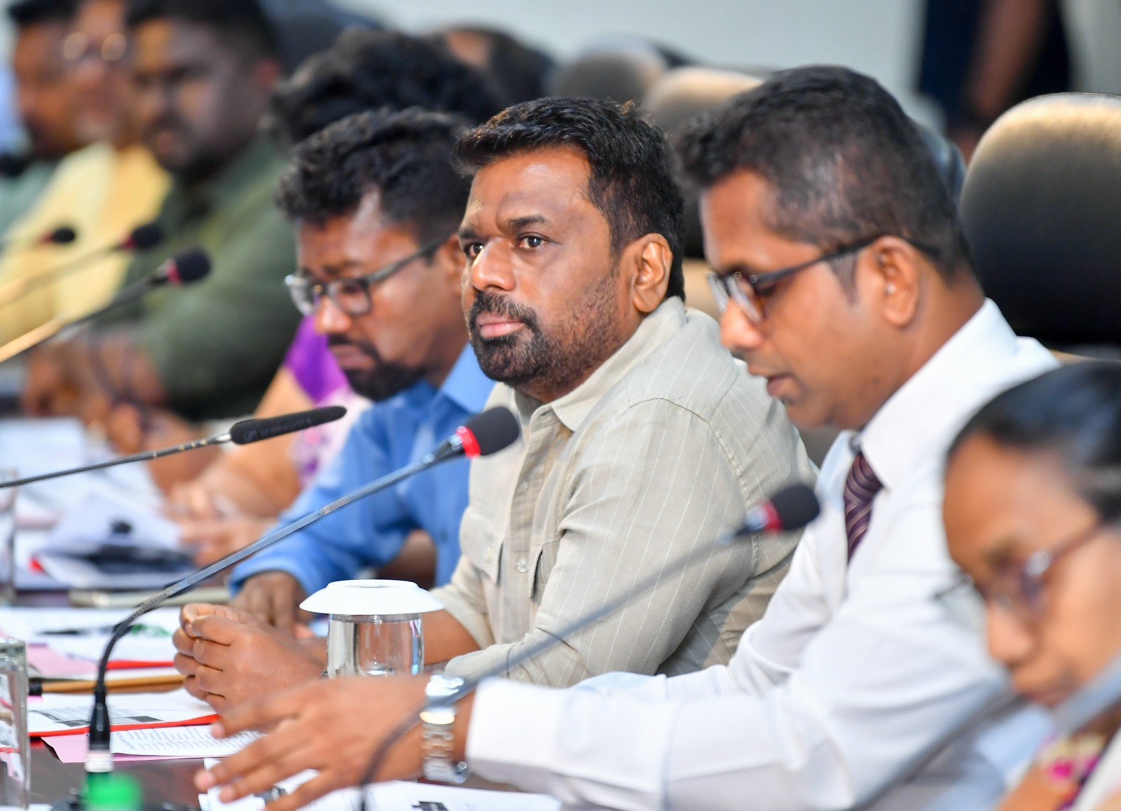 அபிவிருத்தியின் நன்மைகளை மக்களுக்கு வழங்குவதில் இடைப் பொறிமுறையாக தமது பொறுப்பை முறையாக நிறைவேற்றுங்கள் அபிவிருத்தியின் நன்மைகளை மக்களுக்கு வழங்குவதில் இடைப் பொறிமுறையாக தமது பொறுப்பை முறையாக நிறைவேற்றுங்கள்