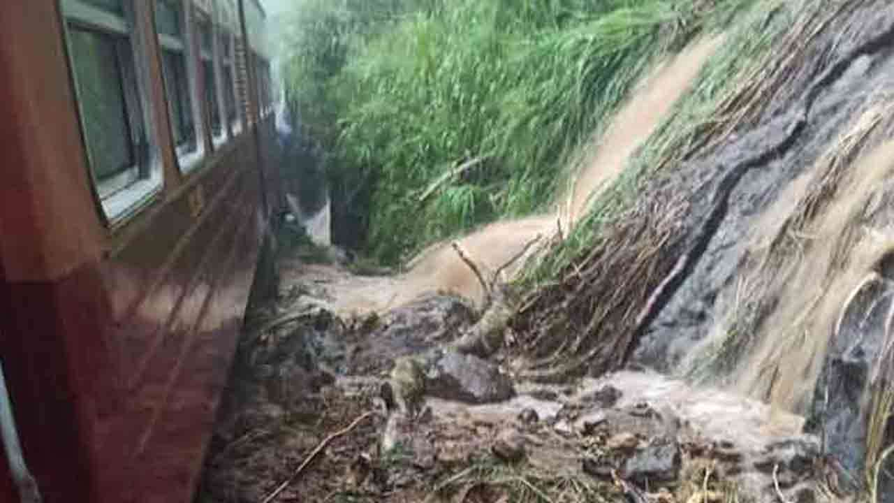 மலையகத்துக்கான ரயில் சேவைகள் தொடர்ந்து பாதிப்பு மலையகத்துக்கான ரயில் சேவைகள் தொடர்ந்து பாதிப்பு