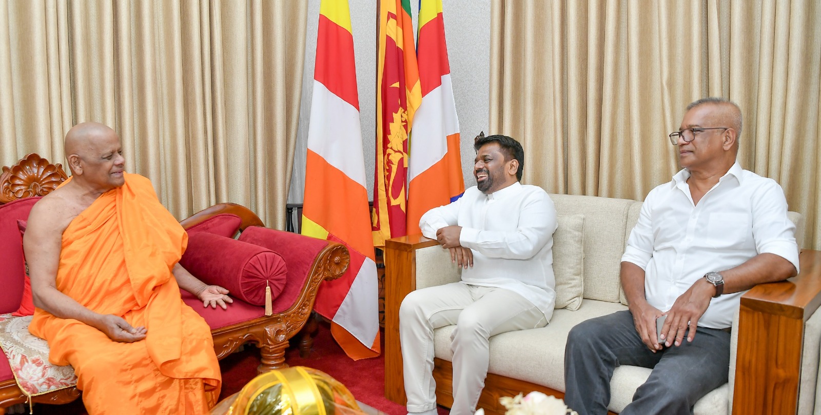 மல்வத்து, அஸ்கிரிய மகா நாயக்க தேரர்களை சந்தித்த ஜனாதிபதி