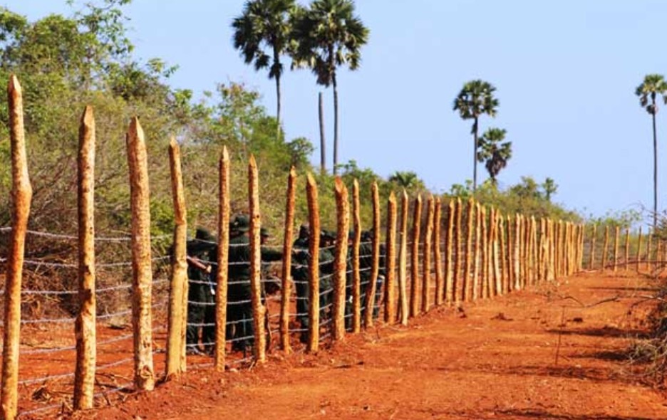 வடக்கு, கிழக்கில் இராணுவப் பயன்பாட்டில் இருந்த 700 ஏக்கருக்கும் அதிகமான காணிகள் விடுவிப்பு வடக்கு, கிழக்கில் இராணுவப் பயன்பாட்டில் இருந்த 700 ஏக்கருக்கும் அதிகமான காணிகள் விடுவிப்பு