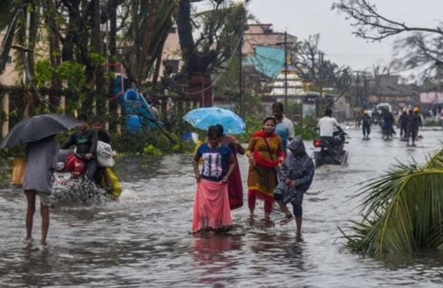 மோந்தா புயல் தாக்கியதில் இரு பெண்கள் உயிரிழப்பு மோந்தா புயல் தாக்கியதில் இரு பெண்கள் உயிரிழப்பு