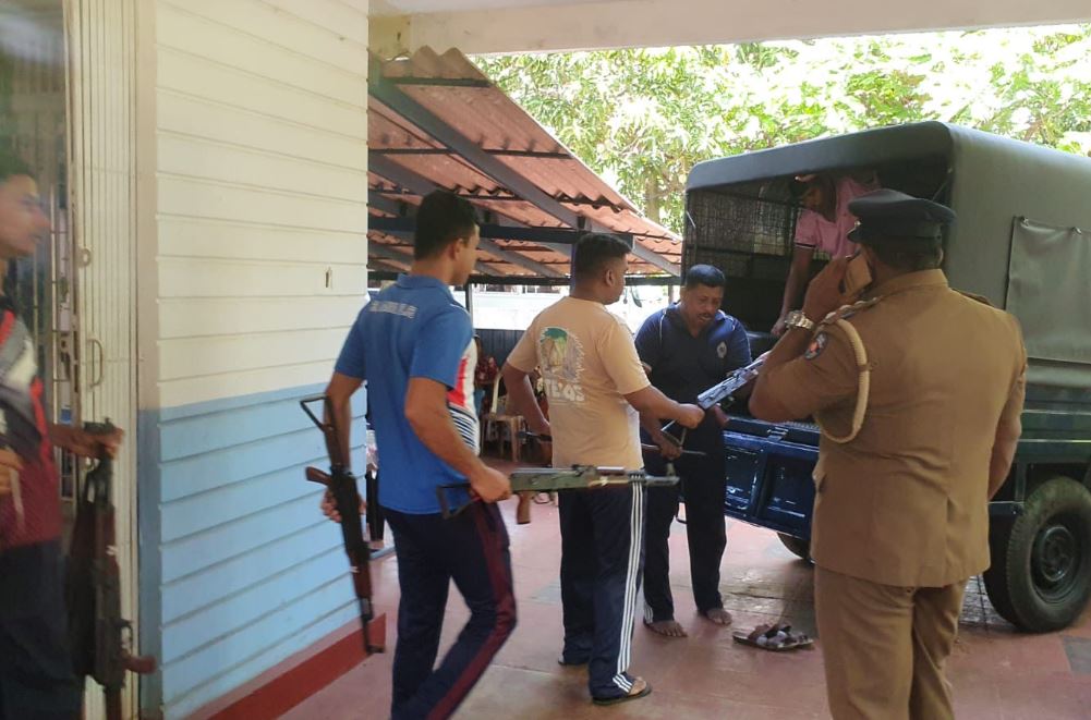 வெளியேற்றப்பட்ட கோப்பாய் பொலிஸார் வெளியேற்றப்பட்ட கோப்பாய் பொலிஸார்