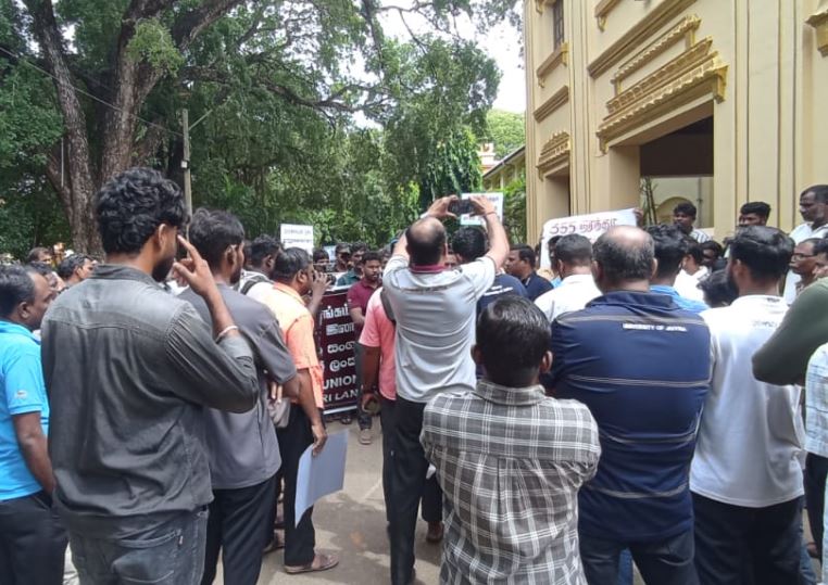 யாழ். பல்கலைக்கழக ஊழியர் சங்கத்தினர் போராட்டம்
