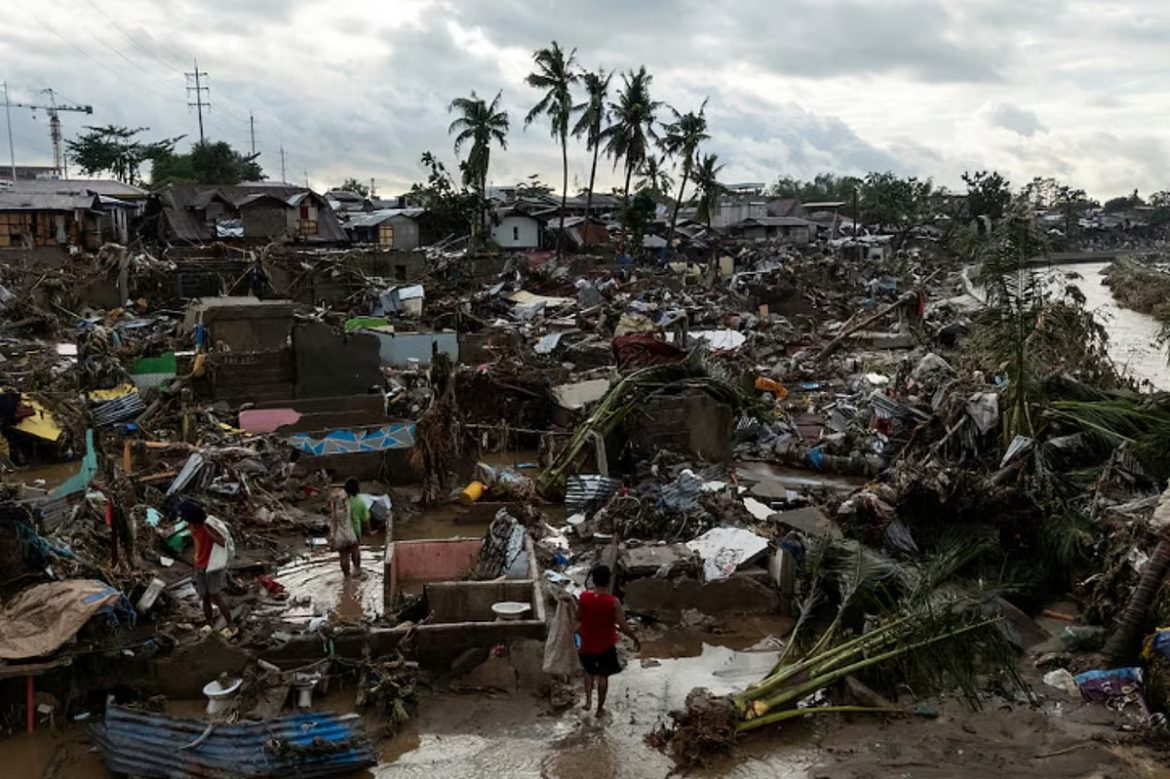 பிலிப்பைன்ஸை தாக்கும் ‘கல்மேகி’ புயல்; 114 இற்கும் மேற்பட்டோர் பலி பிலிப்பைன்ஸை தாக்கும் ‘கல்மேகி’ புயல்; 114 இற்கும் மேற்பட்டோர் பலி