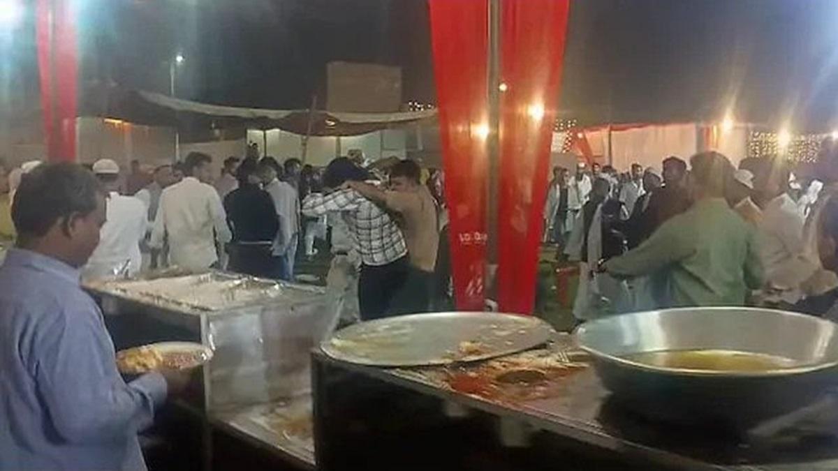 கோழி கறிக்காக சண்டை: திருமணத்தில் 15 பேர் காயம் கோழி கறிக்காக சண்டை: திருமணத்தில் 15 பேர் காயம்