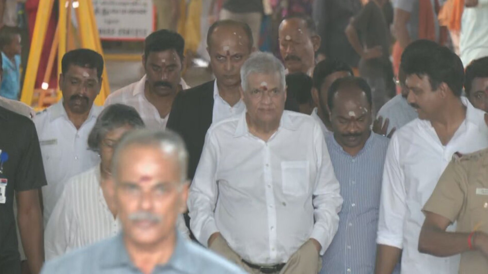 மதுரை மீனாட்சி அம்மன் கோயிலில் சாமி தரிசனம் செய்த ரணில்