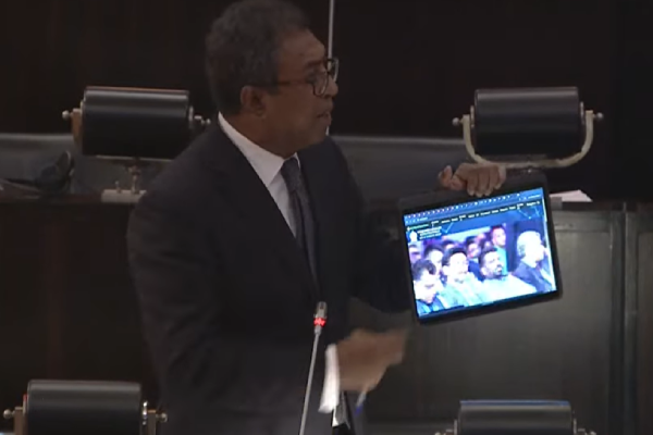 சிங்களம் மற்றும் தமிழ் மொழிகள் புறக்கணிப்பு – சபையில் ஹர்ஷ டி சில்வா காட்டம்