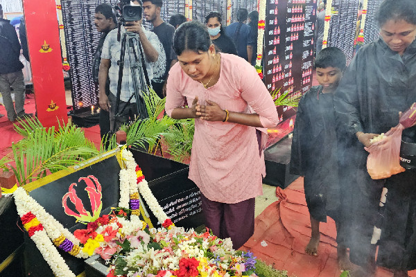 யாழ். நல்லூரில் உணர்வுபூர்வமாக அனுஷ்டிக்கப்பட்ட மாவீரர்நாள் நினைவேந்தல்