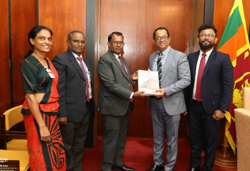 கணக்காய்வாளர் நாயகத்தின் 2024 ஆம் ஆண்டுக்கான வருடாந்த அறிக்கை சபாநாயகரிடம் கையளிப்பு