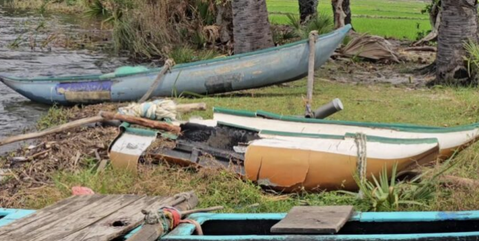 காட்டு யானைகளின் தாக்குதலால் நான்கு மீனவ தோணிகள் சேதம்