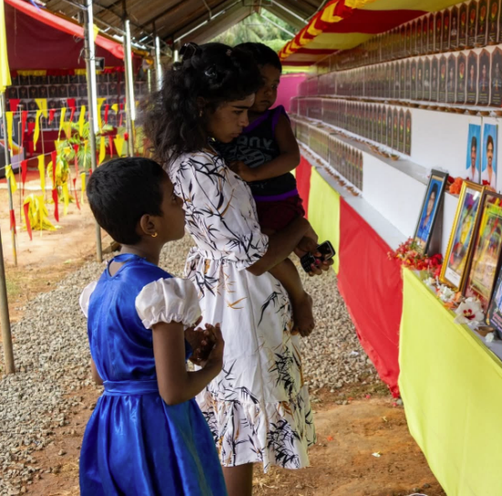 கொட்டும் மழையிலும் மாவீரர் நினைவாலயங்களை நோக்கி படையெடுக்கும் மக்கள் கொட்டும் மழையிலும் மாவீரர் நினைவாலயங்களை நோக்கி படையெடுக்கும் மக்கள்