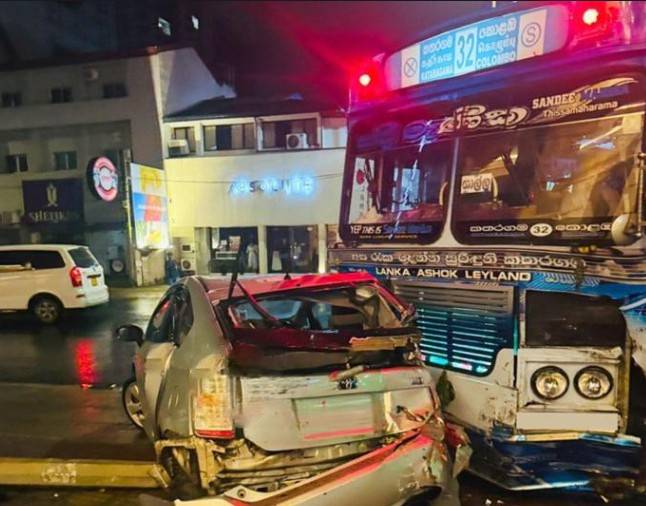 கொள்ளுப்பிட்டியில் வாகன விபத்து – ஒருவர் வைத்தியசாலையில் அனுமதி