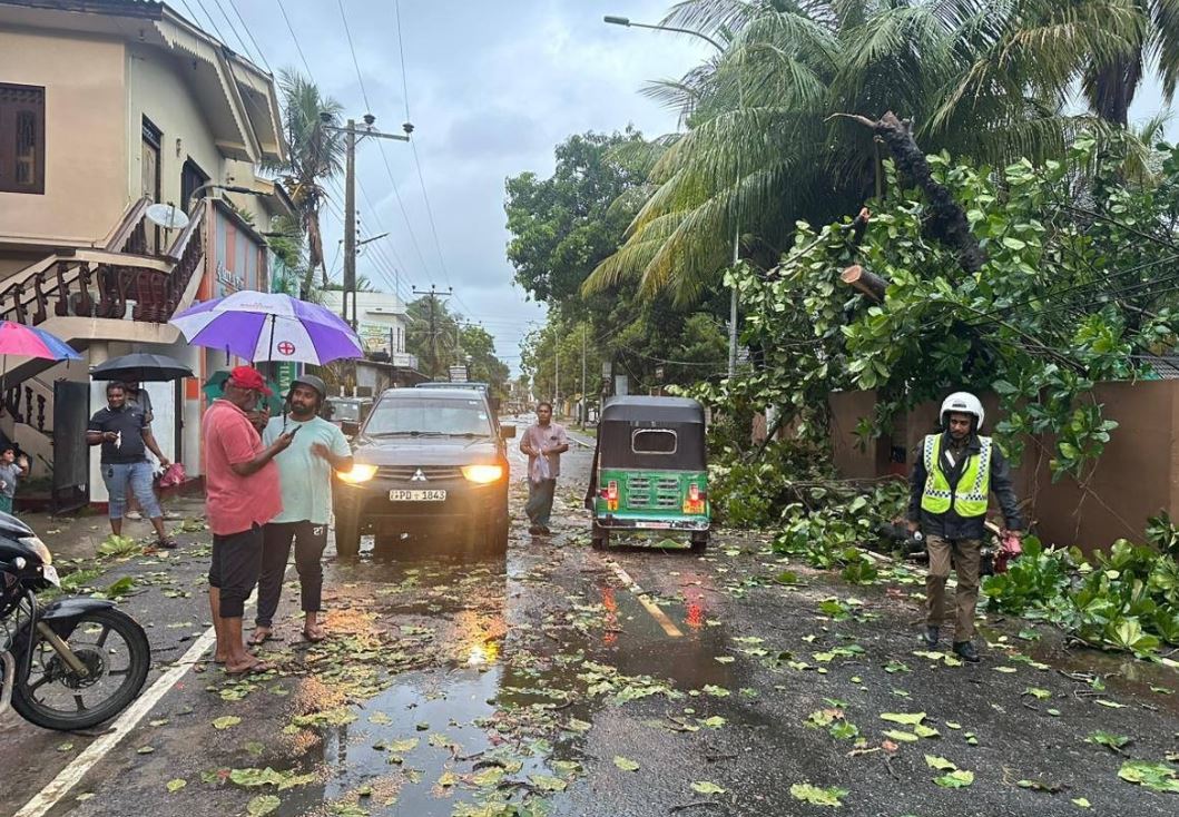 அம்பாறை மாவட்டத்தில் தொடர்ந்து பெய்து வரும் அடை மழை!! மக்களின் இயல்பு வாழ்க்கை பாதிப்பு
