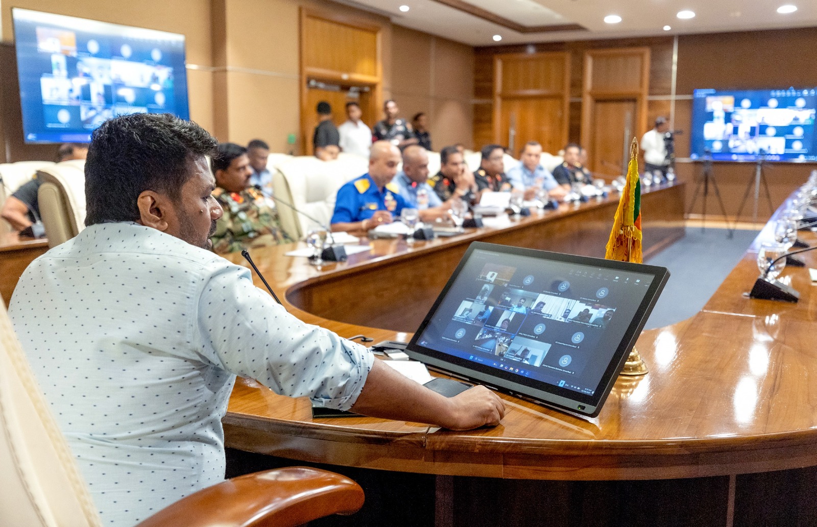 பாதிக்கப்பட்ட மக்களை மீட்க பணத்தை தடையாகக் கருதாமல் தலையீடு செய்யுங்கள் – ஜனாதிபதி பாதிக்கப்பட்ட மக்களை மீட்க பணத்தை தடையாகக் கருதாமல் தலையீடு செய்யுங்கள் – ஜனாதிபதி