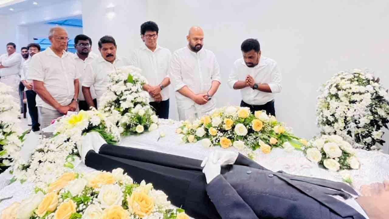 சாணக்கியனின் தந்தையின் பூதவுடலுக்கு ஜனாதிபதி அஞ்சலி சாணக்கியனின் தந்தையின் பூதவுடலுக்கு ஜனாதிபதி அஞ்சலி