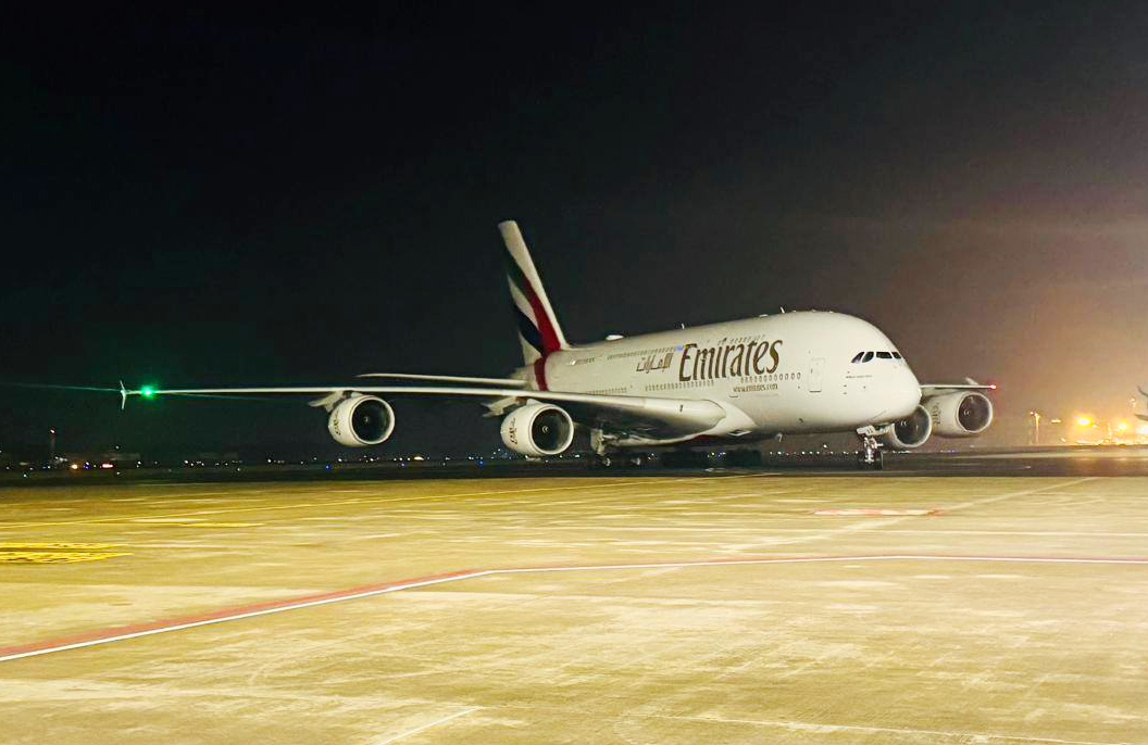 இலங்கையில் அவசரமாக தரையிறங்கிய உலகின் மிகப் பெரிய பயணிகள் விமானம்