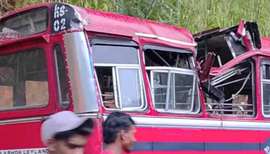 பஸ்ஸொன்றின் மீது மரம் முறிந்து வீழ்ந்ததில் ஒருவர் பலி – மேலும் 10 பேர் வைத்தியசாலையில் பஸ்ஸொன்றின் மீது மரம் முறிந்து வீழ்ந்ததில் ஒருவர் பலி – மேலும் 10 பேர் வைத்தியசாலையில்