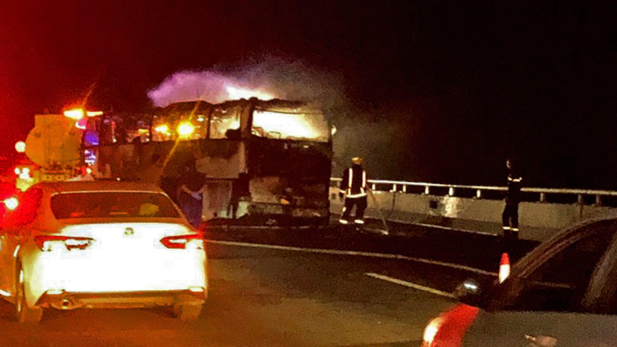 மக்காவுக்கு பயணிகளை ஏற்றிச் சென்ற பேருந்து விபத்துக்குள்ளானதில் 42 பேர் பலி மக்காவுக்கு பயணிகளை ஏற்றிச் சென்ற பேருந்து விபத்துக்குள்ளானதில் 42 பேர் பலி