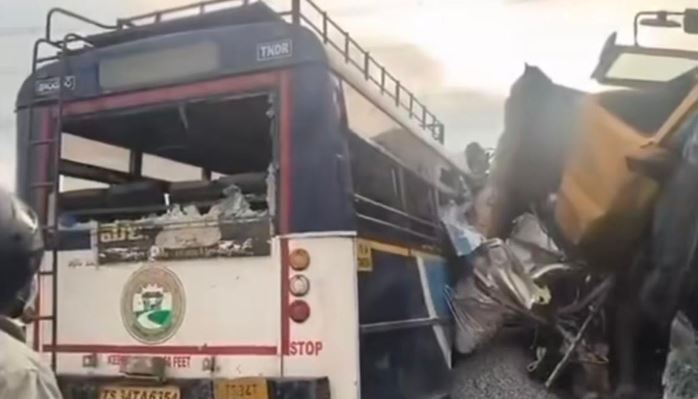 தெலங்கானாவில் கோர விபத்து – 20 பேர் உயிரிழப்பு தெலங்கானாவில் கோர விபத்து – 20 பேர் உயிரிழப்பு