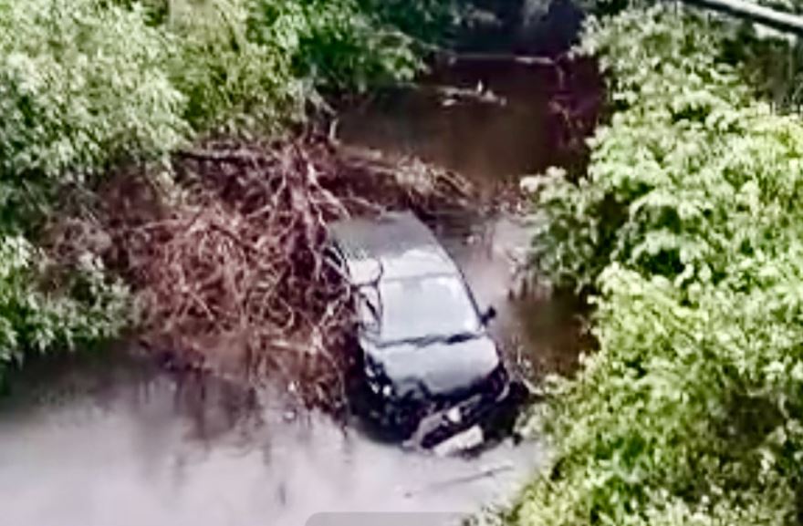 கட்டுப்பாட்டை இழந்து ஆற்றுக்குள் பாய்ந்த கார்! அதிஸ்டவசமாக உயிர் தப்பிய சாரதி