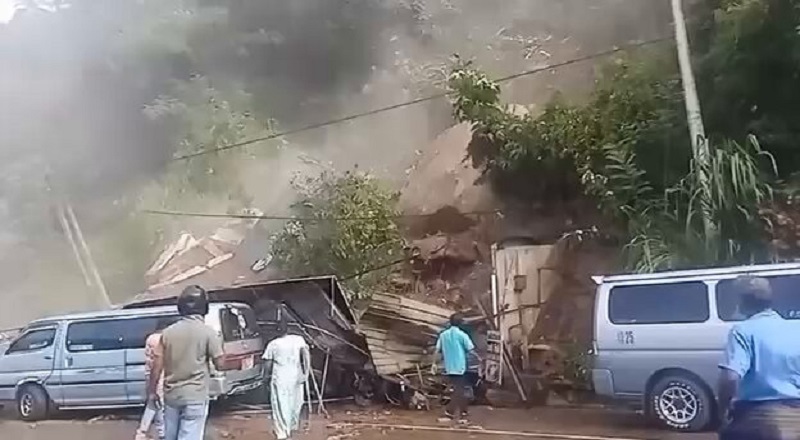 நிலச்சரிவு மற்றும் பாறை சரிவு அபாயப் பகுதிகளில் 15,000 குடும்பங்கள் வசிக்கின்றன நிலச்சரிவு மற்றும் பாறை சரிவு அபாயப் பகுதிகளில் 15,000 குடும்பங்கள் வசிக்கின்றன