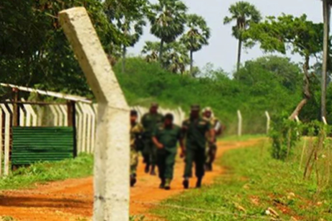 யாழில் காணிகளை விடுவிப்பது தொடர்பில் நாடாளுமன்ற வளாகத்தில் உயர் மட்ட கலந்துரையாடல்