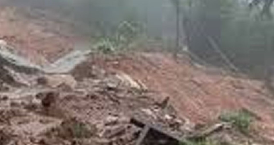 ஹசலக பகுதியில் ஏற்பட்ட மண்சரிவில் ஐவர் உயிரிழப்பு – மேலும்12 பேர் காணாமற்போயுள்ளதாக தகவல் ஹசலக பகுதியில் ஏற்பட்ட மண்சரிவில் ஐவர் உயிரிழப்பு – மேலும்12 பேர் காணாமற்போயுள்ளதாக தகவல்