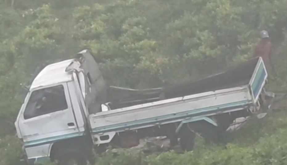 100 அடி பள்ளத்தில் விழுந்து விபத்துக்குள்ளான லொரி