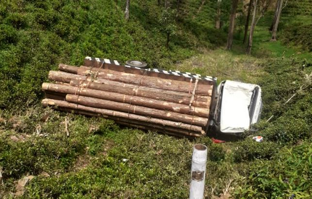 மரகுற்றிகளை ஏற்றிவந்த பார ஊர்தி 25 அடி பள்ளத்தில் கவிழ்ந்து விபத்து