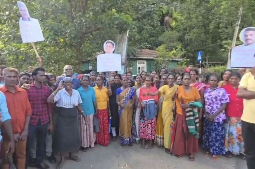 சம்பள அதிகரிப்புக்கு எதிர்ப்பு – ரணில், சஜித், நாமலின் உருவ பொம்மைகள் எரிப்பு