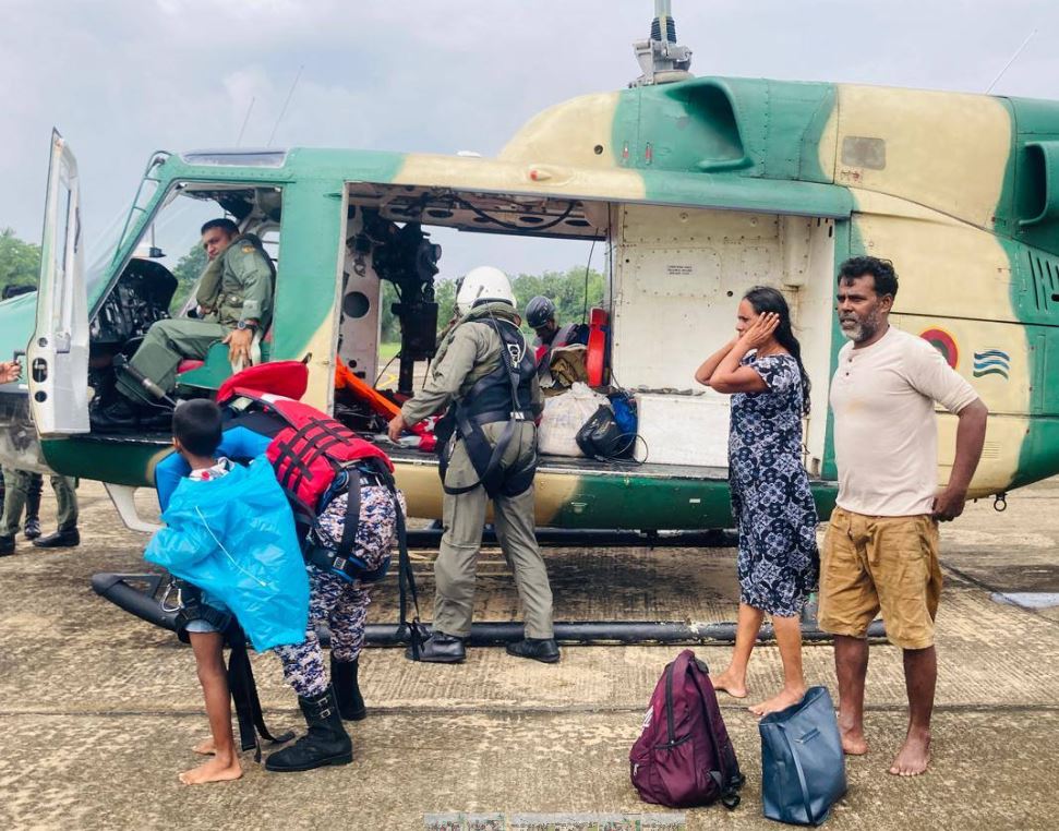 குஞ்சுக்குளம் தேக்கம் பகுதியில் சிக்கித் தவித்த ஒரே குடும்பத்தை சேர்ந்த மூவர் மீட்பு குஞ்சுக்குளம் தேக்கம் பகுதியில் சிக்கித் தவித்த ஒரே குடும்பத்தை சேர்ந்த மூவர் மீட்பு