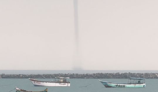 இந்தியா பாம்பனில் கடல் நீரை உறிஞ்சும் மேக கூட்டங்கள் – ஆச்சரியத்தில் கண்டு கழித்த மீனவர்கள் இந்தியா பாம்பனில் கடல் நீரை உறிஞ்சும் மேக கூட்டங்கள் – ஆச்சரியத்தில் கண்டு கழித்த மீனவர்கள்