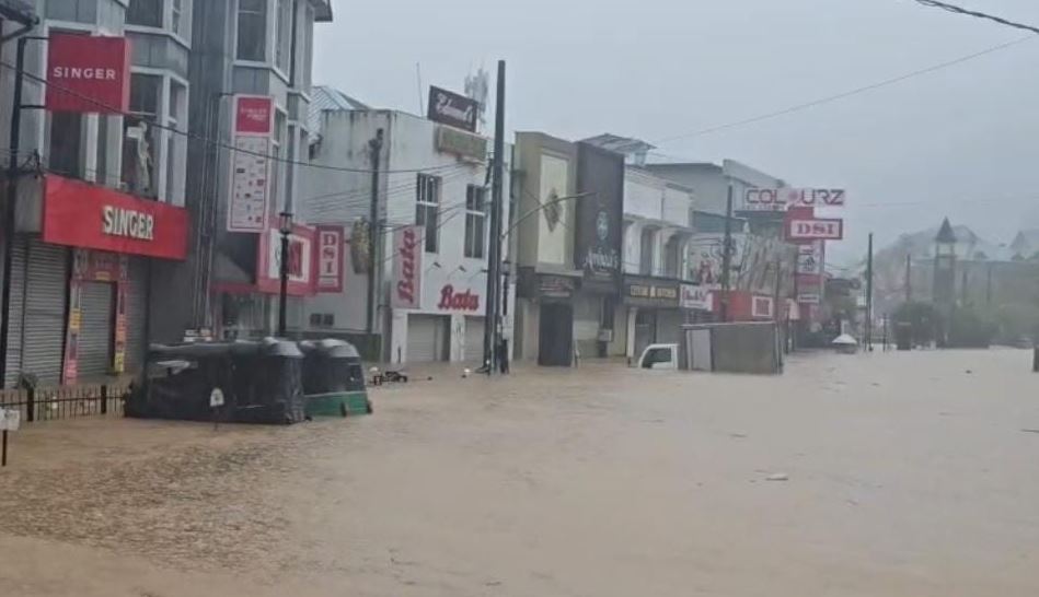 நுவரெலியா நகர் முற்றிலும் நீரில் மூழ்கியது