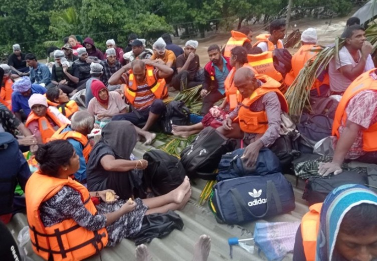 கலா ஓயா பாலத்தில் வெள்ளத்தில் சிக்குண்ட பஸ் – சுமார் 40 பயணிகள் பாதுகாப்பாக மீட்பு